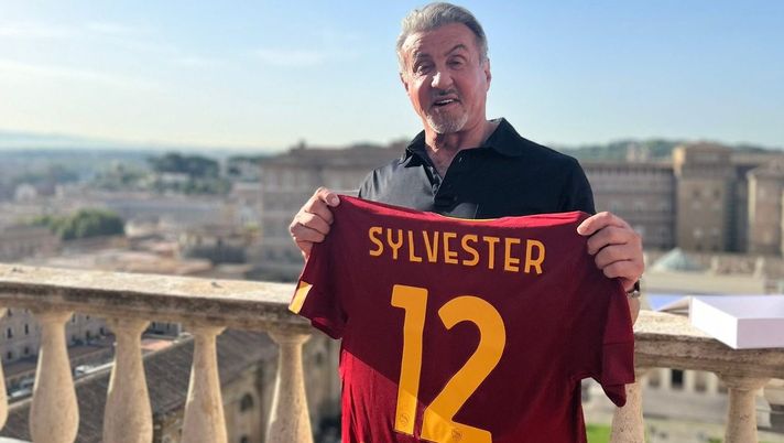 Stallone pazzo di Roma: l’attore ai Musei Vaticani con la maglia giallorossa – FOTO Stallone pazzo di Roma: l’attore ai Musei Vaticani con la maglia giallorossa – FOTO - immagine 1