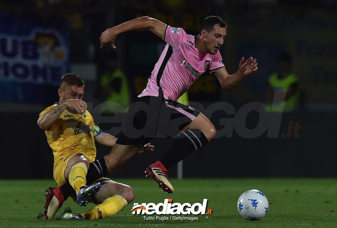  FROSINONE, ITALY - JUNE 16: Federico Dionisi (L) of Frosinone fouls Mato Jajalo during the serie B playoff match final between Frosinone Calcio v US Citta di Palermo at Stadio Benito Stirpe on June 16, 2018 in Frosinone, Italy.  (Photo by Tullio M. Puglia/Getty Images) 
