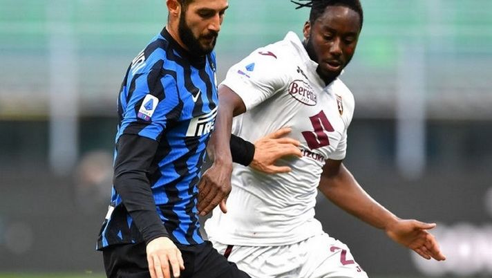 MILAN, ITALY - NOVEMBER 22: Roberto Gagliardini of Inter Milan looks to break past Soualiho Meïté of Torino during the Serie A match between FC Internazionale and Torino FC at Stadio Giuseppe Meazza on November 22, 2020 in Milan, Italy. Sporting stadiums around Italy remain under strict restrictions due to the Coronavirus Pandemic as Government social distancing laws prohibit fans inside venues resulting in games being played behind closed doors. (Photo by Valerio Pennicino/Getty Images) 
