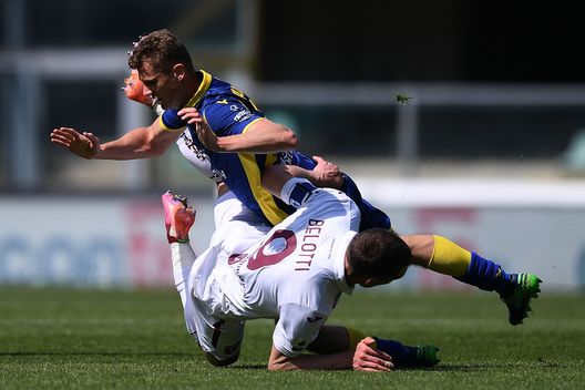 VERONA, ITALY - MAY 09: Andrea Belotti of Torino FC competes for the ball with Pawel Dawidowicz of Hellas Verona during the Serie A match between Hellas Verona FC and Torino FC at Stadio Marcantonio Bentegodi on May 09, 2021 in Verona, Italy. Sporting stadiums around Italy remain under strict restrictions due to the Coronavirus Pandemic as Government social distancing laws prohibit fans inside venues resulting in games being played behind closed doors. (Photo by Alessandro Sabattini/Getty Images) VERONA, ITALY - MAY 09: Andrea Belotti of Torino FC competes for the ball with Pawel Dawidowicz of Hellas Verona during the Serie A match between Hellas Verona FC and Torino FC at Stadio Marcantonio Bentegodi on May 09, 2021 in Verona, Italy. Sporting stadiums around Italy remain under strict restrictions due to the Coronavirus Pandemic as Government social distancing laws prohibit fans inside venues resulting in games being played behind closed doors. (Photo by Alessandro Sabattini/Getty Images)