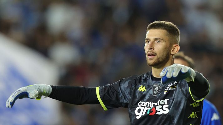EMPOLI, ITALY - SEPTEMBER 12: Guglielmo Vicario goalkeeper of Empoli FC gestures during the Serie A match between Empoli FC and AS Roma at Stadio Carlo Castellani on September 12, 2022 in Empoli, Italy. (Photo by Gabriele Maltinti/Getty Images) Vicario: spuntano altre pretendenti per il gioiellino dell’Empoli - immagine 1