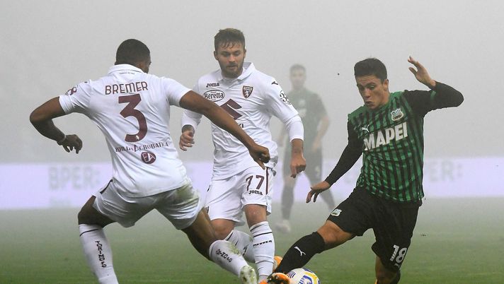 REGGIO NELL'EMILIA, ITALY - OCTOBER 23: Giacomo Raspadori of US Sassuolo competes for the ball with Bremer of Torino FC during the Serie A match between US Sassuolo and Torino FC at Mapei Stadium - Città del Tricolore on October 23, 2020 in Reggio nell'Emilia, Italy. (Photo by Alessandro Sabattini/Getty Images) REGGIO NELL'EMILIA, ITALY - OCTOBER 23: Giacomo Raspadori of US Sassuolo competes for the ball with Bremer of Torino FC during the Serie A match between US Sassuolo and Torino FC at Mapei Stadium - Città del Tricolore on October 23, 2020 in Reggio nell'Emilia, Italy. (Photo by Alessandro Sabattini/Getty Images)