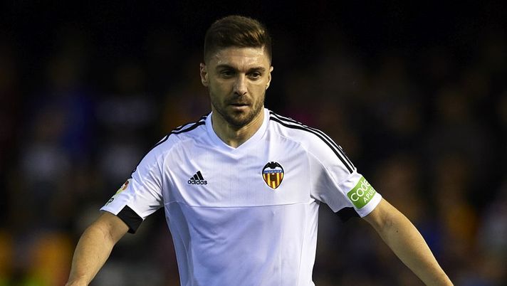 VALENCIA, SPAIN - FEBRUARY 13:  Guilherme Siqueira of Valencia runs with the ball during the La Liga match between Valencia CF and RCD Espanyol at Estadi de Mestalla on February 13, 2016 in Valencia, Spain.  (Photo by Manuel Queimadelos Alonso/Getty Images) 