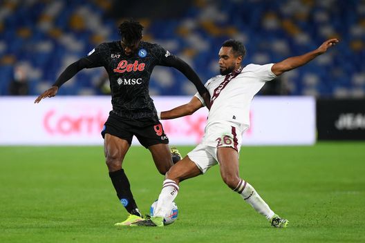 NAPLES, ITALY - OCTOBER 17: Andre-Frank Zambo Anguissa of SSC Napoli battles for possession with Koffi Djidji of Torino FC during the Serie A match between SSC Napoli and Torino FC at Stadio Diego Armando Maradona on October 17, 2021 in Naples, Italy. (Photo by Francesco Pecoraro/Getty Images) Napoli, lavoro personalizzato per Anguissa e Di Lorenzo. Presente De Laurentiis- immagine 2