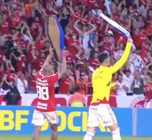 Derby di Porto Alegre: l’Internacional inguaia il Gremio, giocatori in festa con le…bare e la lettera B!- immagine 2