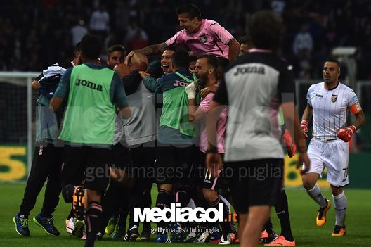 PALERMO, ITALY - MAY 15:  Enzo Maresca celebrates with team mates  after scoring his team's second goal during the Serie A match between US Citta di Palermo and Hellas Verona FC at Stadio Renzo Barbera on May 15, 2016 in Palermo, Italy.  (Photo by Tullio M. Puglia/Getty Images) 