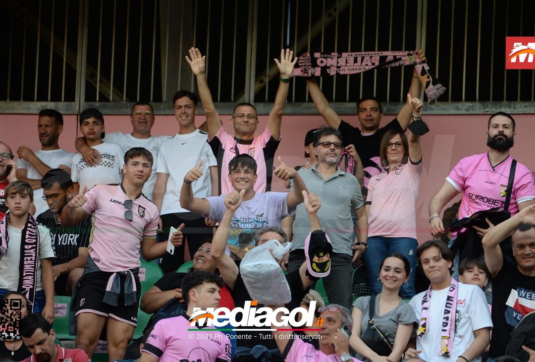Fototifo, i tifosi allo stadio per Palermo-Feralpisaló 1-0 (gallery) - immagine 72