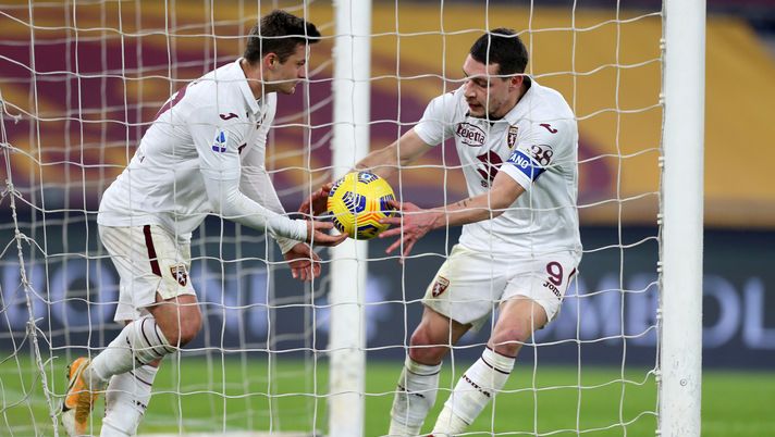 ROME, ITALY - DECEMBER 17: Andrea Belotti of Torino collects the ball from the net after scoring their sides first goal during the Serie A match between AS Roma and Torino FC at Stadio Olimpico on December 17, 2020 in Rome, Italy. The match will be played without fans, behind closed doors as a Covid-19 precaution. (Photo by Paolo Bruno/Getty Images) ROME, ITALY - DECEMBER 17: Andrea Belotti of Torino collects the ball from the net after scoring their sides first goal during the Serie A match between AS Roma and Torino FC at Stadio Olimpico on December 17, 2020 in Rome, Italy. The match will be played without fans, behind closed doors as a Covid-19 precaution. (Photo by Paolo Bruno/Getty Images)