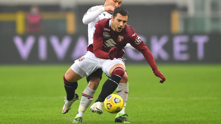 TURIN, ITALY - DECEMBER 20: Federico Bonazzoli of Torino battles for possession with Andrea Poli of Bologna during the Serie A match between Torino FC and Bologna FC at Stadio Olimpico di Torino on December 20, 2020 in Turin, Italy. Sporting stadiums around Italy remain under strict restrictions due to the Coronavirus Pandemic as Government social distancing laws prohibit fans inside venues resulting in games being played behind closed doors. (Photo by Valerio Pennicino/Getty Images) TURIN, ITALY - DECEMBER 20: Federico Bonazzoli of Torino battles for possession with Andrea Poli of Bologna during the Serie A match between Torino FC and Bologna FC at Stadio Olimpico di Torino on December 20, 2020 in Turin, Italy. Sporting stadiums around Italy remain under strict restrictions due to the Coronavirus Pandemic as Government social distancing laws prohibit fans inside venues resulting in games being played behind closed doors. (Photo by Valerio Pennicino/Getty Images)