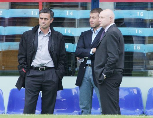 LONDON - AUGUST 24: Manager of Chelsea, Jose Mourinho, (L) with Chelsea owner Roman Abramovich (C) before the Barclays Premiership match between Crystal Palace and Chelsea at Selhurst Park on August 24, 2004 in London. (Photo by Phil Cole/Getty Images) Chelsea, vendita a rischio, preoccupazione a Londra- immagine 2