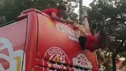 Girona, paura nella festa: la fotografa stava per cadere dal pullman scoperto