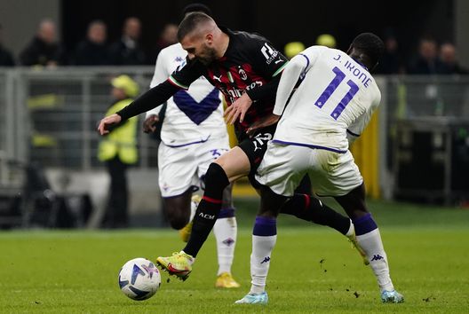 MILAN, ITALY - NOVEMBER 13: Ante Rebić of AC Milan is tackled by Jonathan Ikone of ACF Fiorentina during the Serie A match between AC Milan and ACF Fiorentina at Stadio Giuseppe Meazza on November 13, 2022 in Milan, Italy. (Photo by Pier Marco Tacca/AC Milan via Getty Images) Gazzetta: “La Fiorentina paga la sua leggerezza. Terracciano? Tutto regolare”- immagine 2