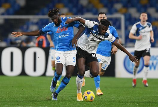 NAPLES, ITALY - FEBRUARY 03: Duvan Zapata of Atalanta B.C. battles for possession with Tiemoue Bakayoko of SSC Napoli during the Coppa Italia match between SSC Napoli and Atalanta BC at Stadio Diego Armando Maradona on February 03, 2021 in Naples, Italy. Sporting stadiums around Italy remain under strict restrictions due to the Coronavirus Pandemic as Government social distancing laws prohibit fans inside venues resulting in games being played behind closed doors. (Photo by Francesco Pecoraro/Getty Images) NAPLES, ITALY - FEBRUARY 03: Duvan Zapata of Atalanta B.C. battles for possession with Tiemoue Bakayoko of SSC Napoli during the Coppa Italia match between SSC Napoli and Atalanta BC at Stadio Diego Armando Maradona on February 03, 2021 in Naples, Italy. Sporting stadiums around Italy remain under strict restrictions due to the Coronavirus Pandemic as Government social distancing laws prohibit fans inside venues resulting in games being played behind closed doors. (Photo by Francesco Pecoraro/Getty Images)