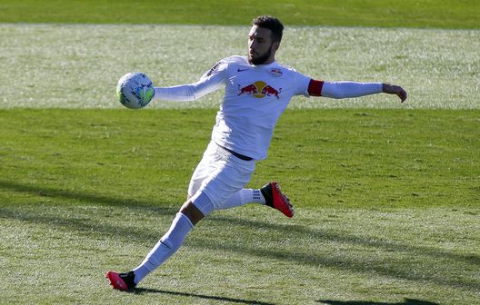 BRAGANCA PAULISTA, BRAZIL - AUGUST 23: Leo Ortiz of Red Bull Bragantino control the ball during a match between Red Bull Bragantino and Coritiba as part of Brasileirao Series A 2020 at Nabi Abi Chedid stadium on August 23, 2020 in Braganca Paulista, Sao Paulo, Brazil. (Photo by Miguel Schincariol/Getty Images) Fiorentina, occhi in Brasile: piace il difensore Leo Ortiz- immagine 2
