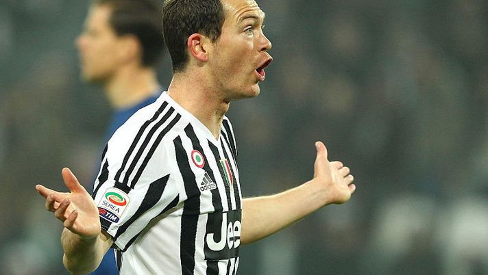 TURIN, ITALY - JANUARY 24: Stephan Lichtsteiner of Juventus FC gestures during the Serie A match between Juventus FC and AS Roma at Juventus Arena on January 24, 2016 in Turin, Italy. (Photo by Marco Luzzani/Getty Images) JUVE – Lichtsteiner recupera: niente Siviglia, ma col Genoa può essere titolare - immagine 1