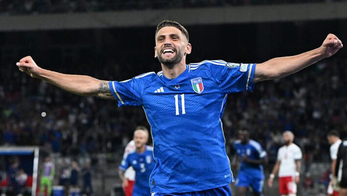 BARI, ITALY - OCTOBER 14: Domenico Berardi of Italy celebrates after scoring his side third goal during the UEFA EURO 2024 European qualifier match between Italy and Malta at Stadio San Nicola on October 14, 2023 in Bari, Italy. (Photo by Francesco Pecoraro/Getty Images) Berardi: “Felice per la doppietta. Tonali e Zaniolo? Non sta a noi giudicare” - immagine 1