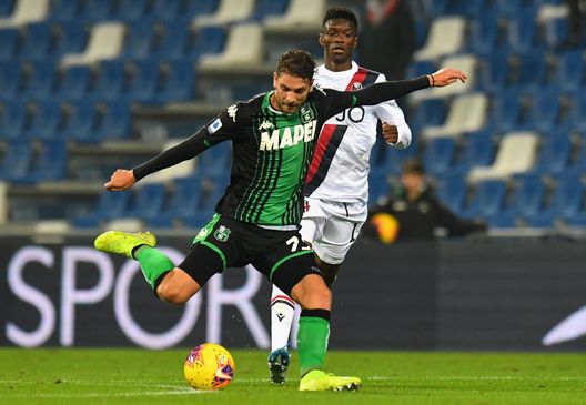 REGGIO NELL'EMILIA, ITALY - NOVEMBER 08: Manuel Locatelli of US Sassuolo in action during the Serie A match between US Sassuolo and Bologna FC at Mapei Stadium - Città del Tricolore on November 8, 2019 in Reggio nell'Emilia, Italy (Photo by Alessandro Sabattini/Getty Images) REGGIO NELL'EMILIA, ITALY - NOVEMBER 08: Manuel Locatelli of US Sassuolo in action during the Serie A match between US Sassuolo and Bologna FC at Mapei Stadium - Città del Tricolore on November 8, 2019 in Reggio nell'Emilia, Italy (Photo by Alessandro Sabattini/Getty Images)