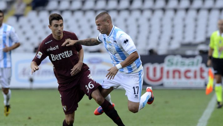 TURIN, ITALY - SEPTEMBER 01:  Matteo Darmian of Torino FC and Vladimir Weiss #17 of Pescara Calcio compete for the ball during the Serie A match between Torino FC v Pescara Calcio at Stadio Olimpico di Torino on September 1, 2012 in Turin, Italy.  (Photo by Claudio Villa/Getty Images) 