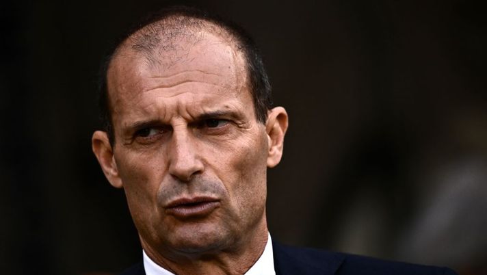 Juventus' Italian coach Massimiliano Allegri looks on prior to the Italian Serie A football match between Torino and Juventus on October 15, 2022 at the Olympic stadium in Turin. (Photo by Marco BERTORELLO / AFP) (Photo by MARCO BERTORELLO/AFP via Getty Images) Tuttosport: “Juve, chi paga i danni? Ecco quanti milioni persi già da ieri, quei 125…” - immagine 1