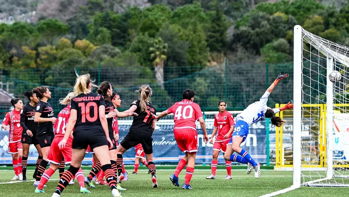 BOGLIASCO, GENOA, ITALY - JANUARY 30: Christy Grimshaw of AC Milan (C) scores a goal during the Women Coppa Italia match between UC Sampdoria and AC Milan at Stadio Riccardo Garrone on January 30, 2022 in Genoa, Italy. (Photo by AC Milan/AC Milan via Getty Images)