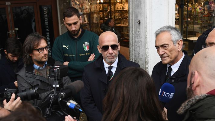 VENICE, ITALY - NOVEMBER 16: Gianluca Vialli visits Venice during the high water on November 16, 2019 in Venice, Italy.  (Photo by Claudio Villa/Getty Images) 