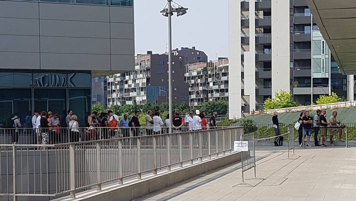 Fila dei tifosi del Milan fuori da 'Casa Milan' per rinnovare l'abbonamento (credits: pianetamilan.it) 