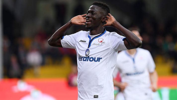 BENEVENTO, ITALY - APRIL 18: Musa Barrow of Atalanta BC celebrates after scoring the 0-2 goal during the serie A match between Benevento Calcio and Atalanta BC at Stadio Ciro Vigorito on April 18, 2018 in Benevento, Italy. (Photo by Francesco Pecoraro/Getty Images) Barrow, la puntura in pagella: “Pare un puma, ma ha un problema: non ha idea…” - immagine 1