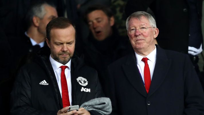 PARIS, FRANCE - MARCH 06: Former Manchester United Manager, Sir Alex Ferguson stands next to Manchester United owner, Ed Woodward during the UEFA Champions League Round of 16 Second Leg match between Paris Saint-Germain and Manchester United at Parc des Princes on March 06, 2019 in Paris, . (Photo by Julian Finney/Getty Images) DDD Story – Quando Ferguson si scagliò contro Neville per….De Gea - immagine 1