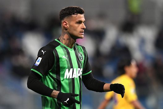 REGGIO NELL'EMILIA, ITALY - FEBRUARY 26: Gianluca Scamacca of US Sassuolo looks on during the Serie A match between US Sassuolo and ACF Fiorentina at Mapei Stadium - Citta' del Tricolore on February 26, 2022 in Reggio nell'Emilia, Italy. (Photo by Alessandro Sabattini/Getty Images) Scamacca West Ham