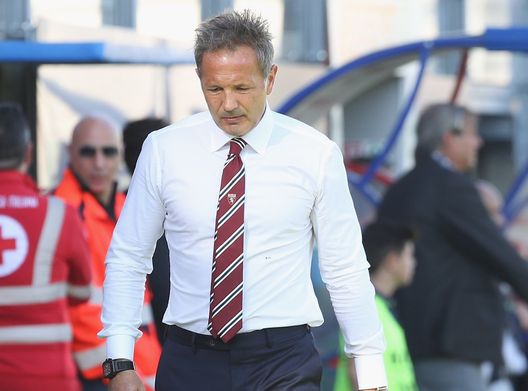  CROTONE, ITALY - OCTOBER 15: Head coach of Torino Sinisa Mihajlovic during the Serie A match between FC Crotone and Torino FC at Stadio Comunale Ezio Scida on October 15, 2017 in Crotone, Italy. (Photo by Maurizio Lagana/Getty Images) 