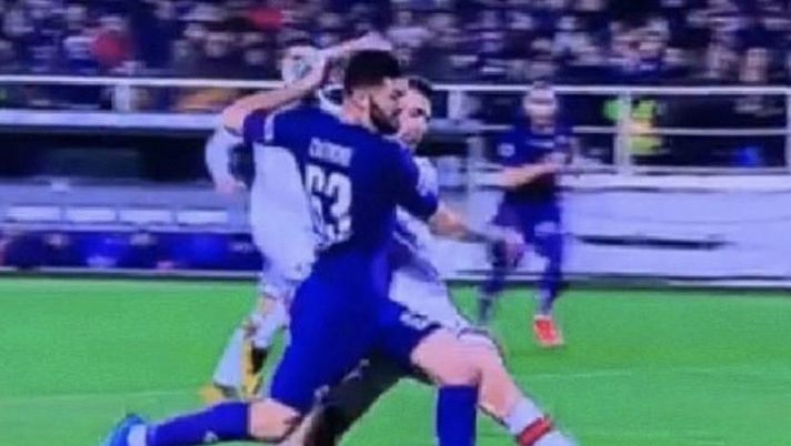 Il presunto fallo da rigore di Romagnoli su Cutrone in Fiorentina-Milan 