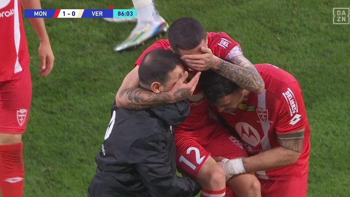 Monza, infortunio per Sensi: è uscito in lacrime e molto dolorante con il Verona Monza, infortunio per Sensi: è uscito in lacrime e molto dolorante con il Verona - immagine 1