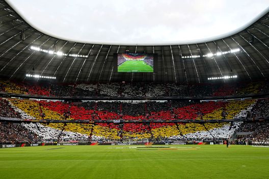 (Photo by Christian Kaspar-Bartke/Getty Images) Prima di Germania-Inghilterra, tifoso inglese lancia un razzo dalla finestra del suo albergo- immagine 2