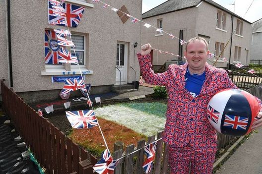 Union Jack e Rangers, tifoso ridipinge il suo giardino: ma perde la finale e quelli del Celtic…- immagine 2