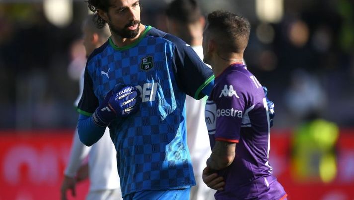 FLORENCE, ITALY - DECEMBER 19: Andrea Consigli of US Sassuolo embraces Lucas Torreira of ACF Fiorentina during the Serie A match between ACF Fiorentina and US Sassuolo at Stadio Artemio Franchi on December 19, 2021 in Florence, Italy. (Photo by Alessandro Sabattini/Getty Images) I voti ufficiali al fantacalcio: che Torreira! Consigli quanto Vlahovic, Frattesi è da urlo - immagine 1