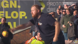 VIDEO / Il portiere è disturbato dal sole, un tifoso gli presta il suo cappellino