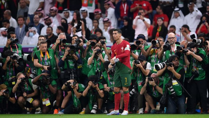 LUSAIL CITY, QATAR - NOVEMBER 28: Cristiano Ronaldo of Portugal prepares for the match in front of Photographers during the FIFA World Cup Qatar 2022 Group H match between Portugal and Uruguay at Lusail Stadium on November 28, 2022 in Lusail City, Qatar. (Photo by Laurence Griffiths/Getty Images) MERCATO CR7
