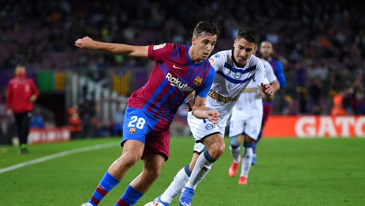 BARCELONA, SPAIN - OCTOBER 30: Nico Gonzalez of FC Barcelona battles for possession with Toni Moya of Deportivo Alaves during the LaLiga Santander match between FC Barcelona and Deportivo Alaves at Camp Nou on October 30, 2021 in Barcelona, Spain. (Photo by Alex Caparros/Getty Images) Il derby del padre: il figlio di Fran in maglia Barça contro l’eterno rivale, il Celta Vigo - immagine 1
