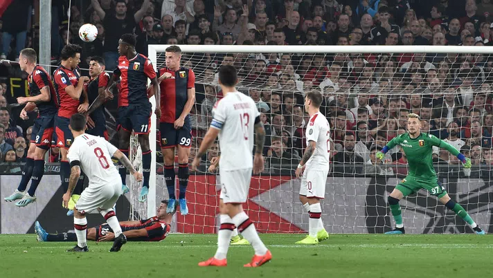 GENOA, ITALY - OCTOBER 05: Fernandez Suso of AC Milan take a free kick during the Serie A match between Genoa CFC and AC Milan at Stadio Luigi Ferraris on October 5, 2019 in Genoa, Italy. (Photo by Paolo Rattini/Getty Images)
