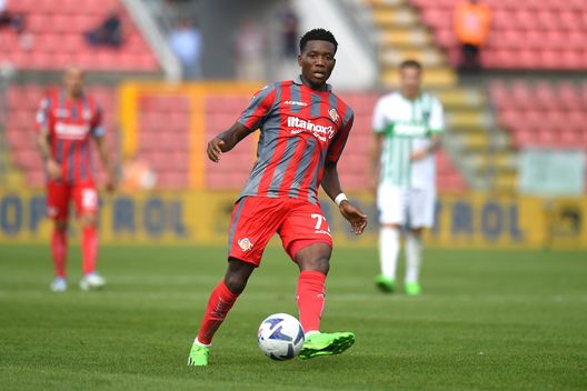 CREMONA, ITALY - SEPTEMBER 04: David Okereke of US Cremonese in action during the Serie A match between US Cremonese and US Sassuolo at Stadio Giovanni Zini on September 04, 2022 in Cremona, Italy. (Photo by Alessandro Sabattini/Getty Images) Consigli Fantacalcio, 5 attaccanti per la 18a giornata: Vlasic e Okereke per il primo centro del 2023!- immagine 3