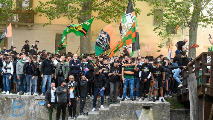 VENICE, ITALY - MAY 27: Fans of Venezia FC show their support prior to the Serie B Playoffs Final match between Venezia FC and AS Cittadella at Stadio Pier Luigi Penzo on May 27, 2021 in Venice, Italy. (Photo by Nicolo Zangirolami/Getty Images) 