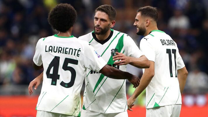 MILAN, ITALY - SEPTEMBER 27: Armand Lauriente, Domenico Berardi and Nedim Bajrami of Sassuolo celebrate victory after the Serie A TIM match between FC Internazionale and US Sassuolo at Stadio Giuseppe Meazza on September 27, 2023 in Milan, Italy. (Photo by Marco Luzzani/Getty Images) Voti fantacalcio: Berardi quanto Kvara, bocciato Lautaro! Zapata come Felipe Anderson - immagine 1