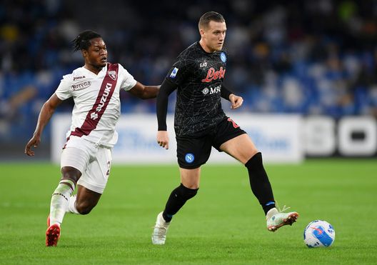 NAPLES, ITALY - OCTOBER 17: Piotr Zielinski of SSC Napoli battles for possession with Ben Lhassine Kone of Torino FC during the Serie A match between SSC Napoli and Torino FC at Stadio Diego Armando Maradona on October 17, 2021 in Naples, Italy. (Photo by Francesco Pecoraro/Getty Images)