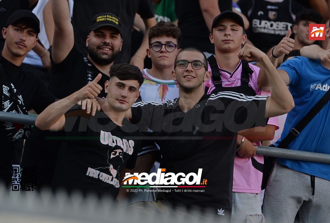 Fototifo, facce da Serie B. I tifosi allo stadio per Palermo-Padova 1-0 - immagine 67