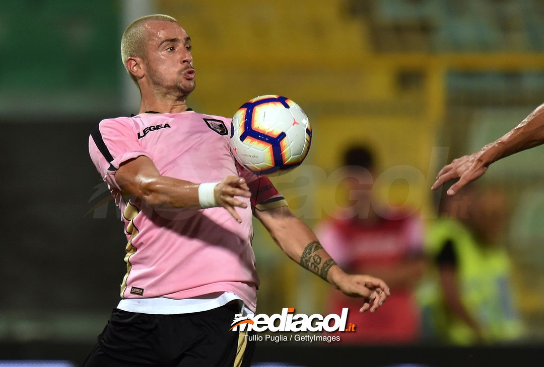  PALERMO, ITALY - AUGUST 05:  Ilija Nestorovski of Palermo controls the ball during the TIM Cup match between US Citta' di Palermo and Vicenza Calcio at Stadio Renzo Barbera on August 5, 2018 in Palermo, Italy.  (Photo by Tullio M. Puglia/Getty Images) 