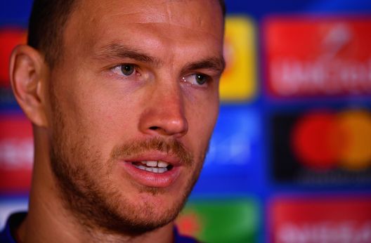 LONDON, ENGLAND - OCTOBER 17: Edin Dzeko of AS Roma speaks to the media during the AS Roma press conference prior to the UEFA Champions League group C match against Chelsea at Stamford Bridge on October 17, 2017 in London, England. (Photo by Dan Mullan/Getty Images) LONDON, ENGLAND - OCTOBER 17: Edin Dzeko of AS Roma speaks to the media during the AS Roma press conference prior to the UEFA Champions League group C match against Chelsea at Stamford Bridge on October 17, 2017 in London, England. (Photo by Dan Mullan/Getty Images)