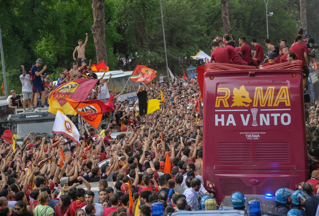 Roma, il popolo giallorosso in festa visto dal pullman della squadra – FOTO GALLERY - immagine 40
