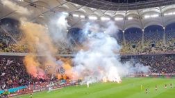 Derby di Bucarest interrotto due volte, Andrei Radu ferito alla gamba da un petardo