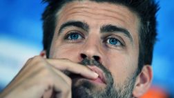 FOTO / Incredibile durante l’inno spagnolo: il catalano Pique fa il dito medio
