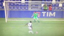 VIDEO Calcio, gol su rigore non assegnato: l’arbitro non vede la rete bucata